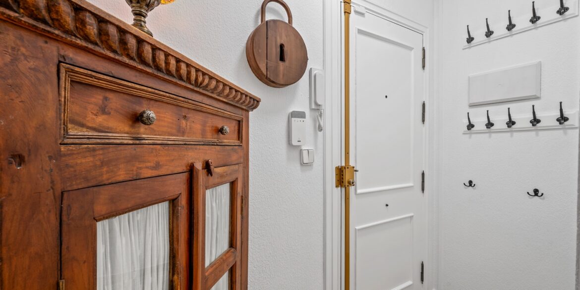 o_1jicif3101qthat5s1p10mr17g03e