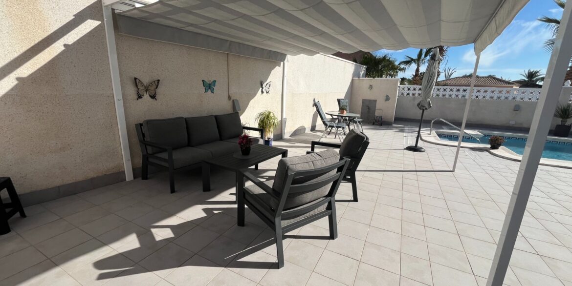 o_1jid8a5rje3r1ibj17hj11cr1861r