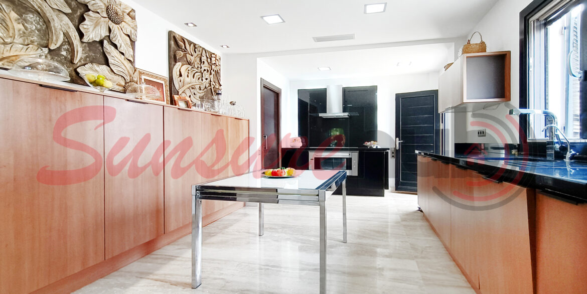 El-Valle-Rubi-Villa-32_-Kitchen-05w-scaled