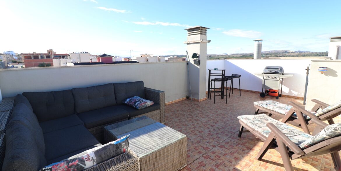 o_1jatl0d7i2u15931rie1t5mlr020