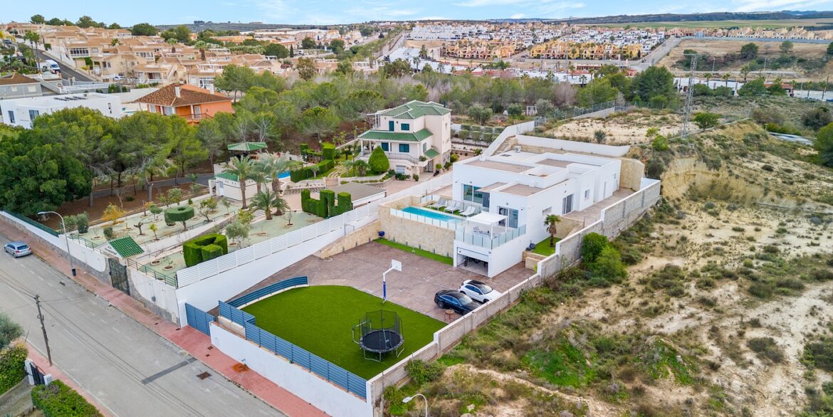 o_1je70sco4126715dd16f31oqesft32