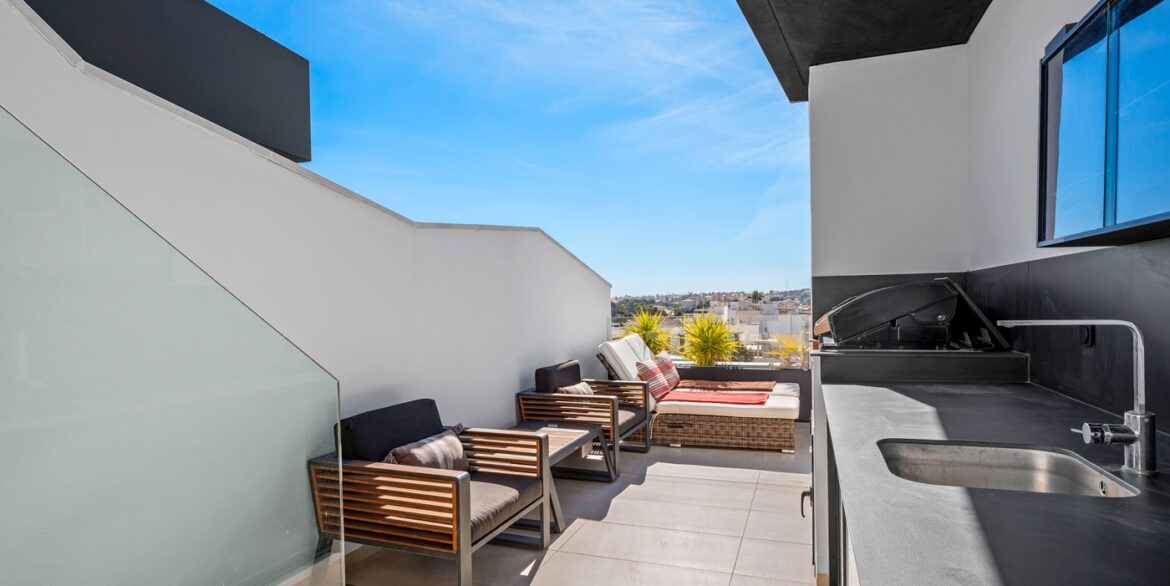 o_1jiq2c97g8vc20vrr3q8n1l9l44