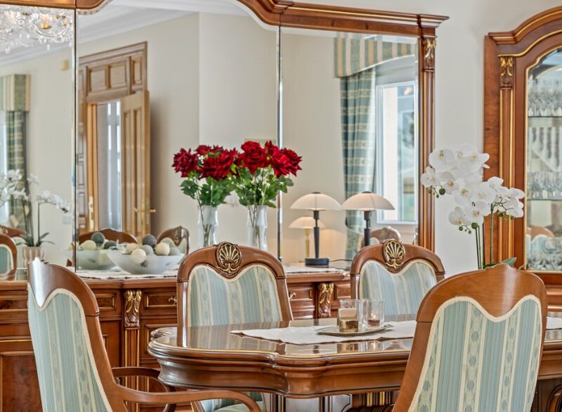 o_1jiv5182711tip734a83r71u384k