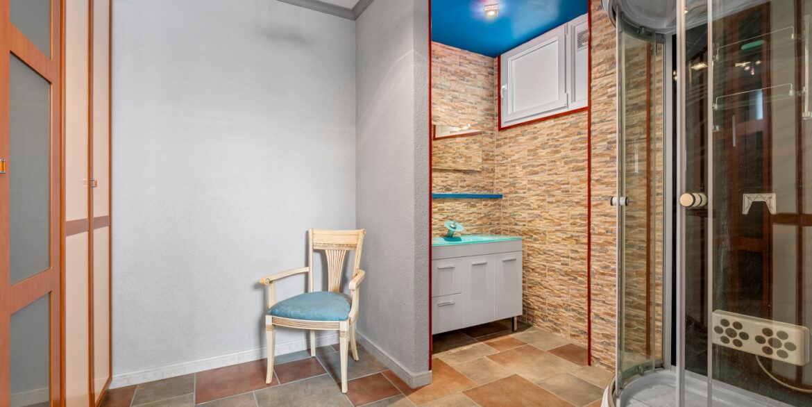 o_1jiv518271iphn8sth9m851h5a5a