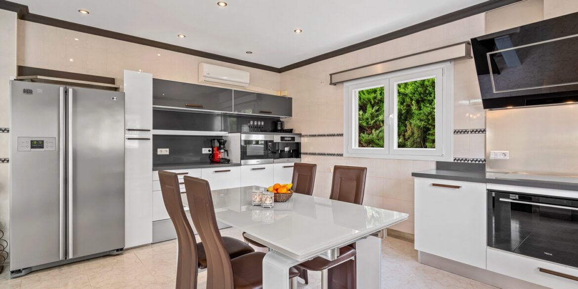 o_1jiv51827ivob3e8v8178918b64f