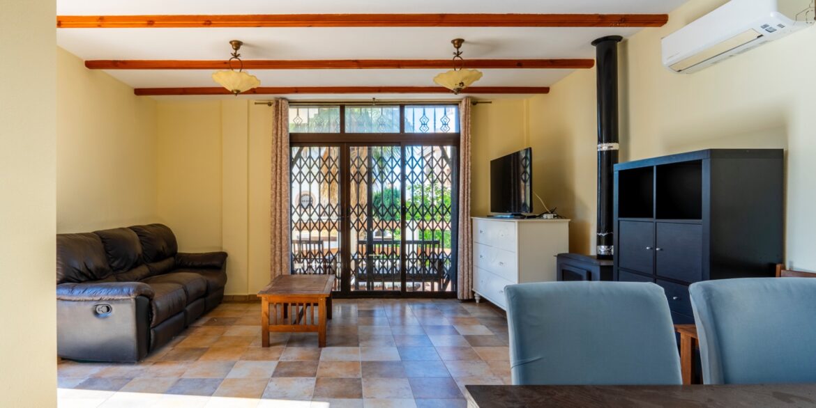 o_1jjrn5ibll0f1249pcs1t4g1ca128