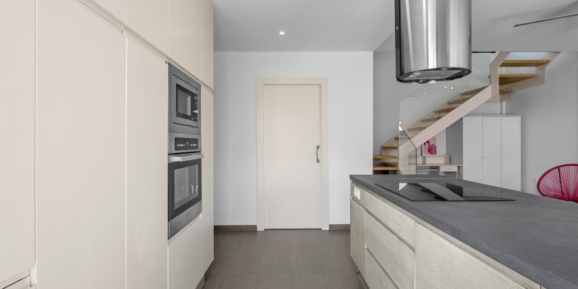 o_1jkiatj641lbk1tc31arq1fhr1tjt2n