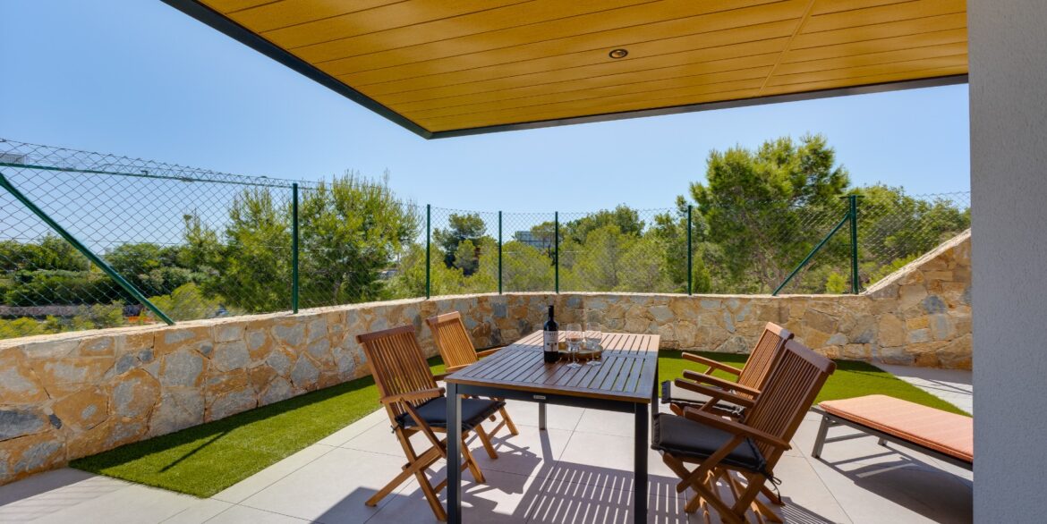 o_1jkijp7dldn818hvlim168710o733