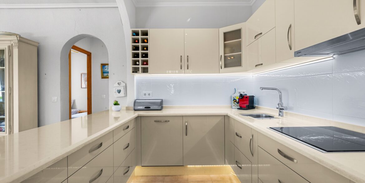 o_1jko1b0ee1kjfn2d9v81bjbl923j