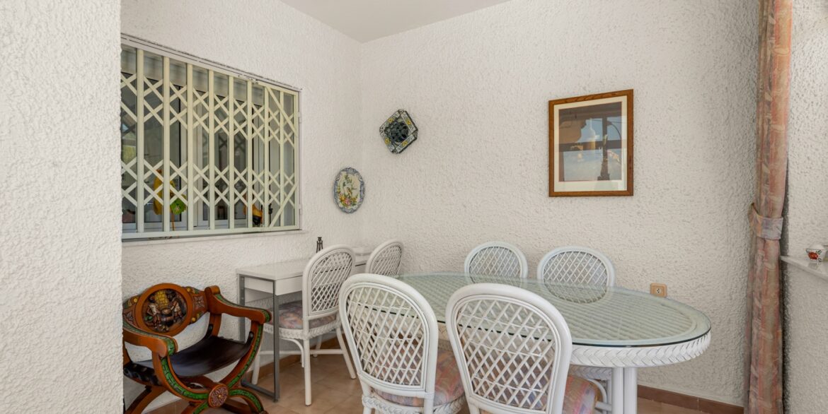 o_1jko1b0eegl01qjm1l251kn6orj30