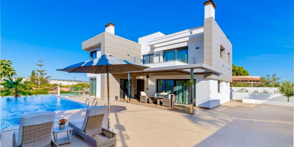 House-and-pool-CSH94