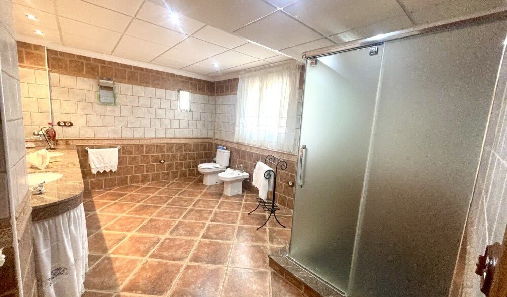 Main-Bathroom-2-CSH7