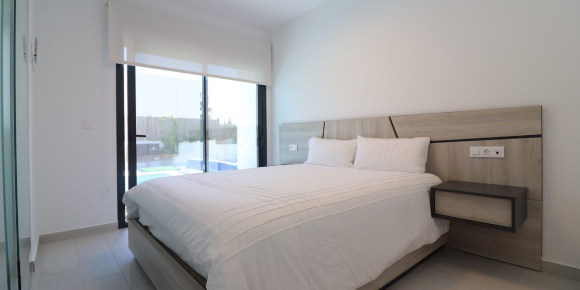 o_1jl6q5r4e123dp765bhmom1opd2i