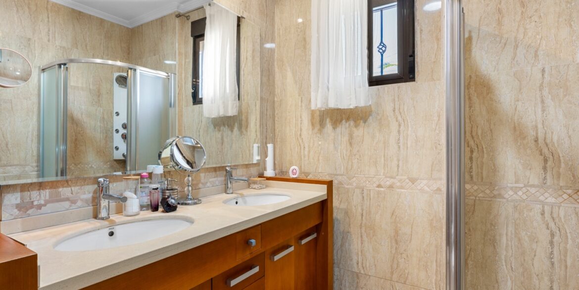 o_1jlc1284512ef14uk18ku6nn14pc3f