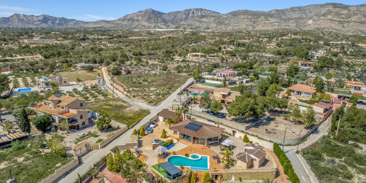 o_1jlc12845897mpj19eq1a3ps153r