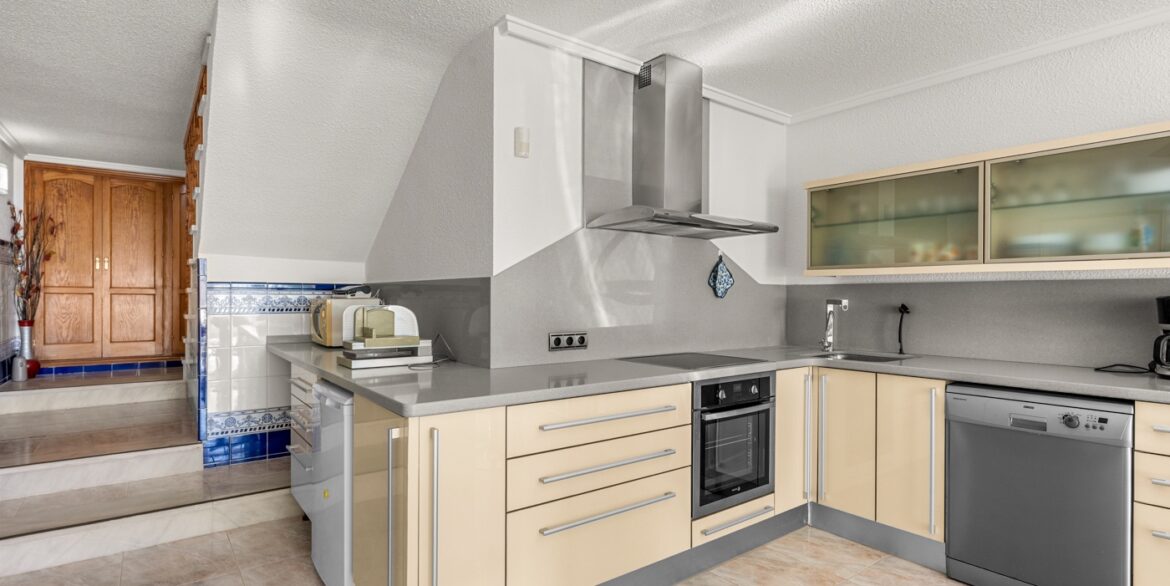 o_1jmsn74sv11ums7fk9p40164132