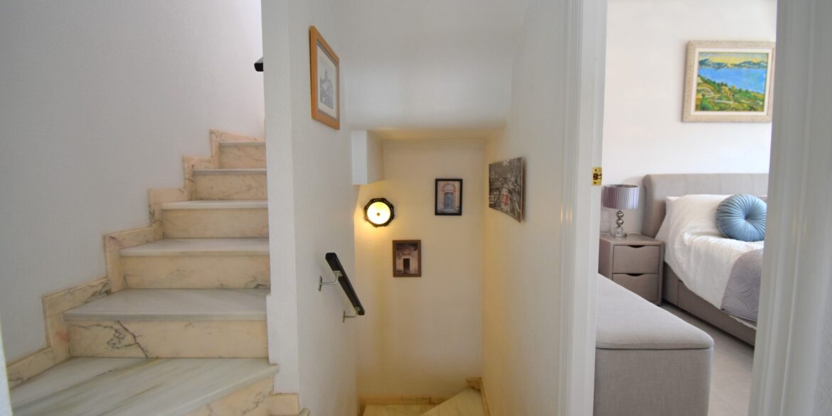 o_1jmt5bp291scek1r1a4418km4ab2h