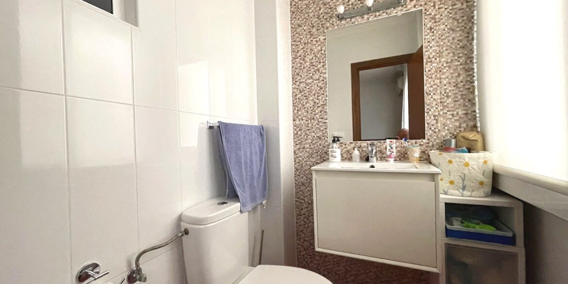 o_1jncifqb1u11cdt10ip1saj112p2e